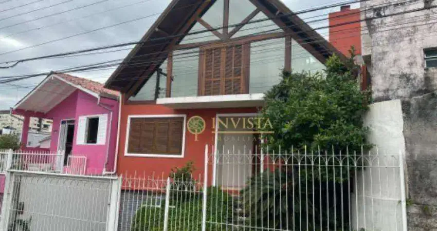 Casa com 3 quartos, terraço privativo com churrasqueira e 3 vagas para locação próximo ao beiramar shopping.