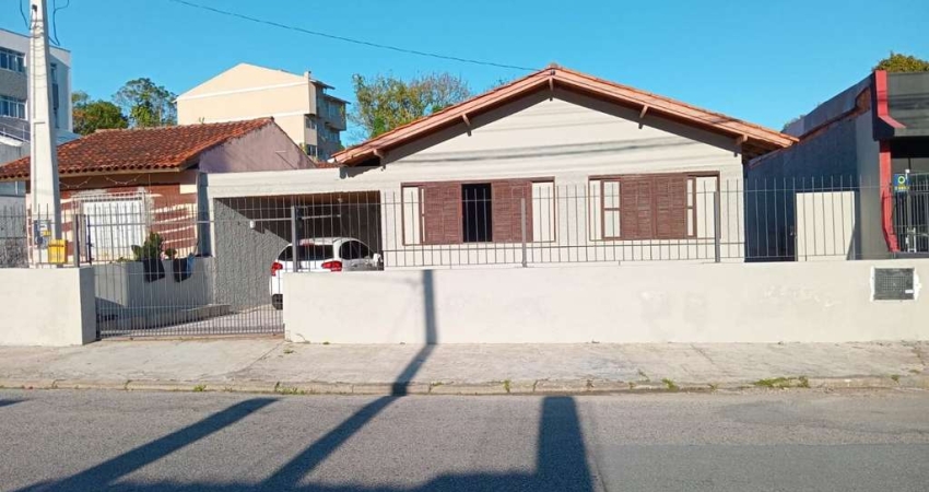 À venda | 230 m² construídos, 2 quartos, edícula e 2 vagas de garagem - Capoeiras, em Florianópolis.