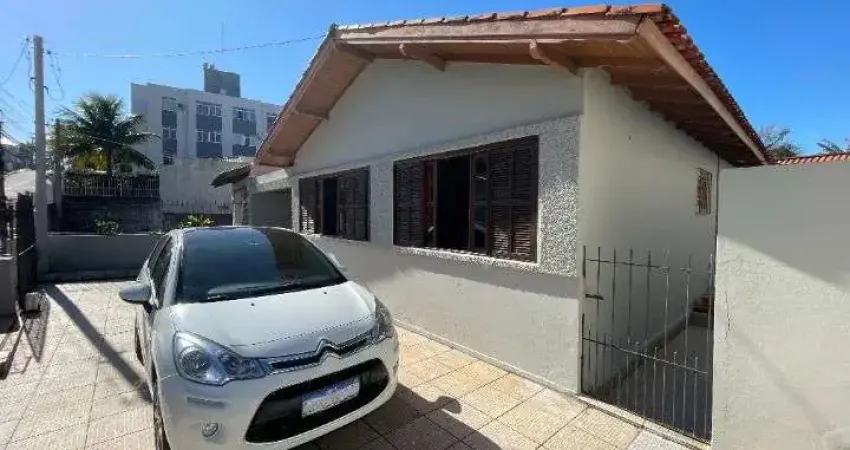 À venda | 230 m² construídos, 2 quartos, edícula e 3 vagas de garagem - Estreito, em Florianópolis.