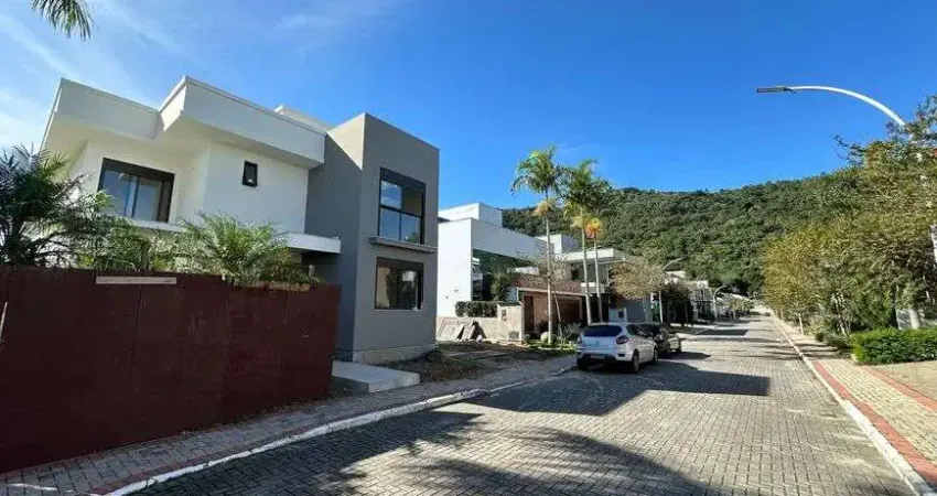 À venda | Casa em Condomínio fechado de alto padrão com 4 suítes - Cachoeira do Bom Jesus - Florianópolis.