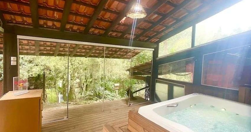 Locação | 160 m², 3 quartos, hidromassagem e área gourmet - Lagoa da Conceição, em Florianópolis.