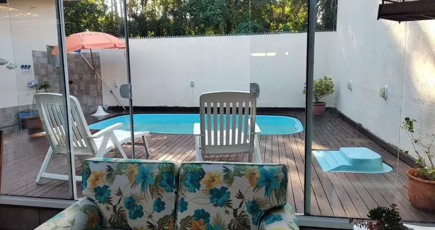 Deck com piscina, churrasqueira e 3 quartos à venda no ribeirão da ilha.