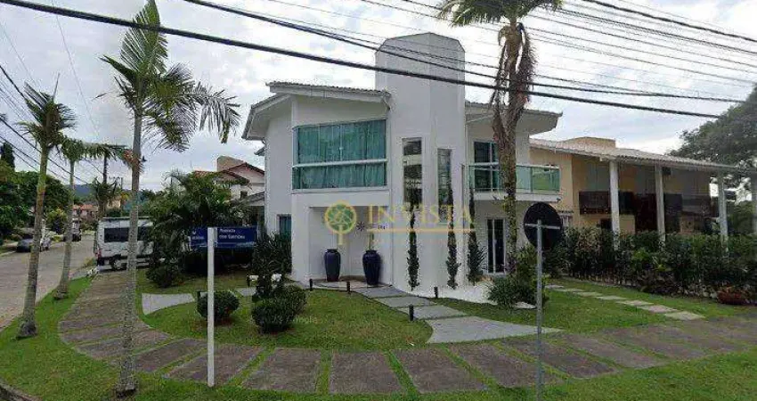 Mobiliada e decorada com 5 quartos, área gourmet com piscina à venda em Jurerê Internacional.