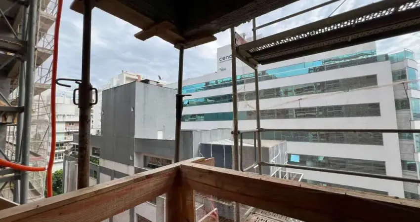 Novo com 3 suítes, sacada com churrasqueira e 2 vagas de garagem - à venda no centro de florianópolis/sc!