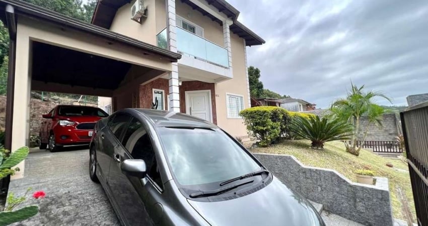 À venda | 2 Pavimentos, Edícula, 3 quartos, 200m² e 2 vagas de garagem.