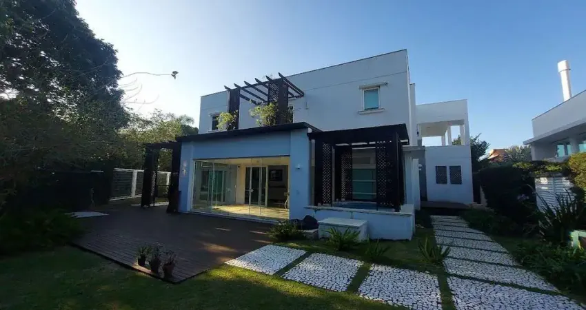 Condomínio Fechado, 4 suítes, semi mobiliado, 4 vagas de garagem - Á venda no Porto da Lagoa