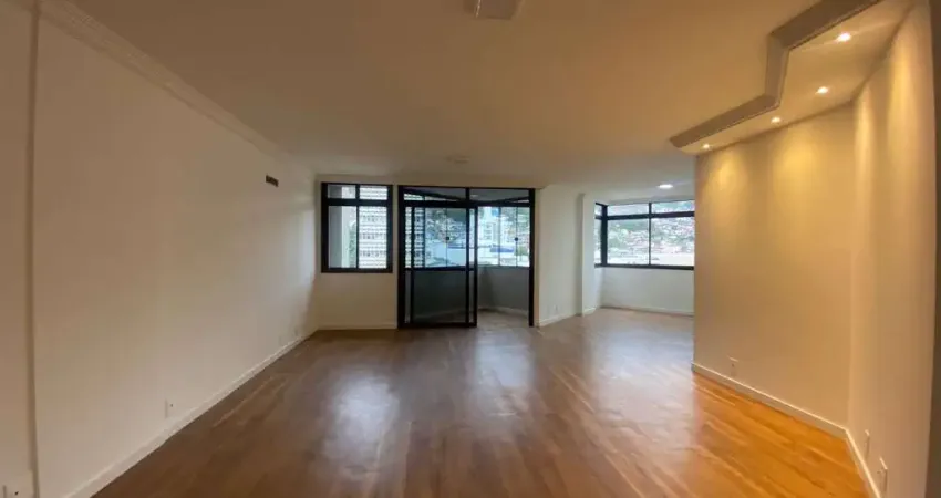 À venda | 156 m², 3 suítes, sacada, 2 vagas de garagem - Centro, em Florianópolis.