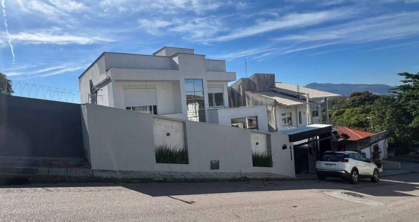 Viabilidade comercial e residencial, vista mar, 4 quartos e ótima localização à venda no Estreito em Florianópolis.