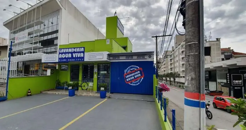 Casa comercial com 350m²  e 6 vagas à venda na Trindade.