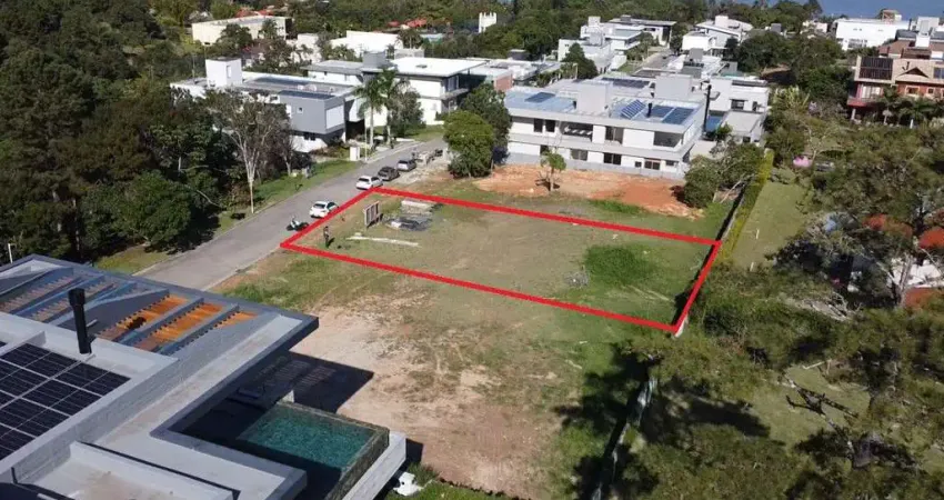 Terreno com 762m² à venda em condomínio fechado de alto padrão em cacupé.