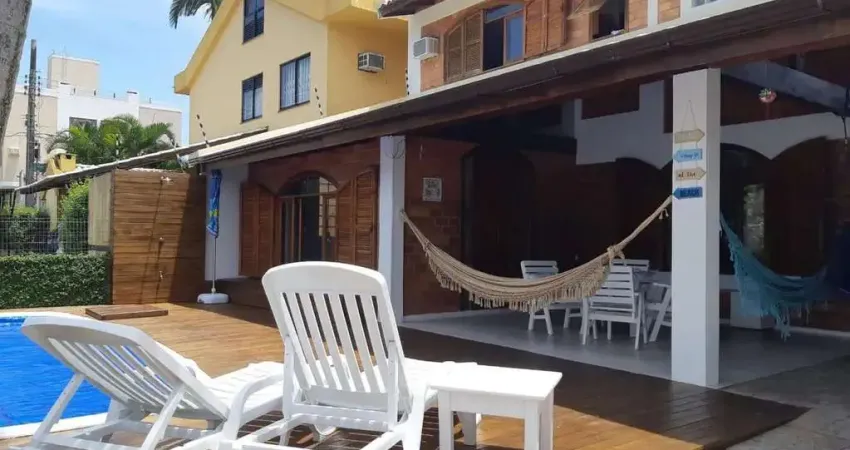 À venda! 4 quartos, piscina e 3 vagas de garagem a 200 metros do mar em canasvieiras.