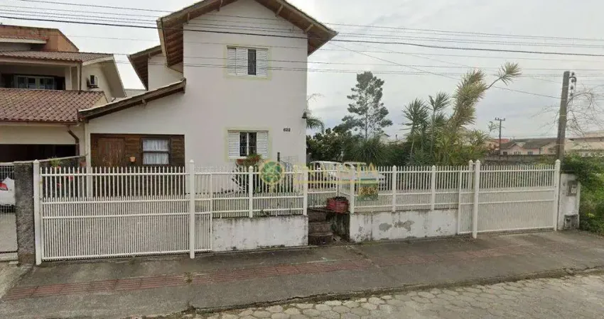 À venda | 200 m², 4 quartos (todos suítes) e 4 vagas de garagem - Carianos, próximo a Ressecada, em Florianópolis.