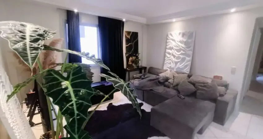 Andar alto, semi mobiliado, 2 quartos e 1 vaga à venda no Centro próximo ao Colégio Catarinense.