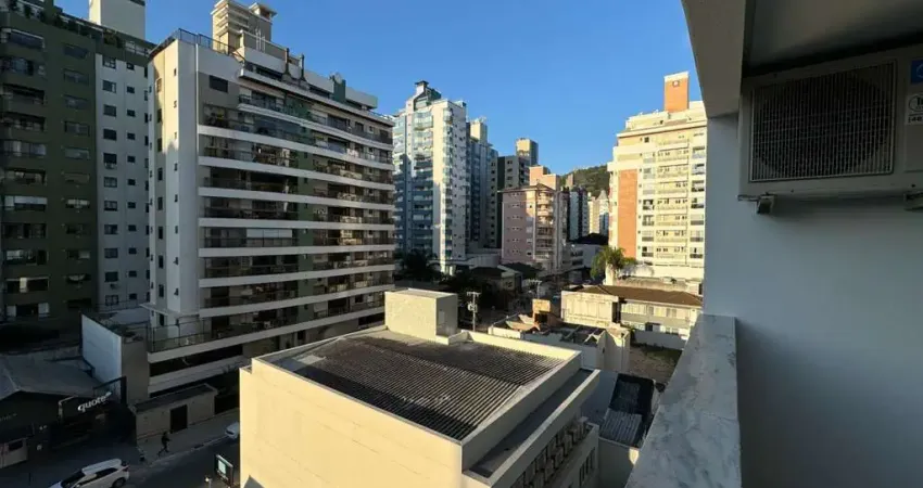 À venda | 98 m², andar alto, semi mobiliado, 3 quartos e 1 vaga - centro de florianópolis.