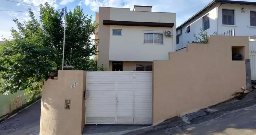 2 pavimentos, terraço privativo, 3 quartos e localização privilegiada no Centro de Florianópolis.