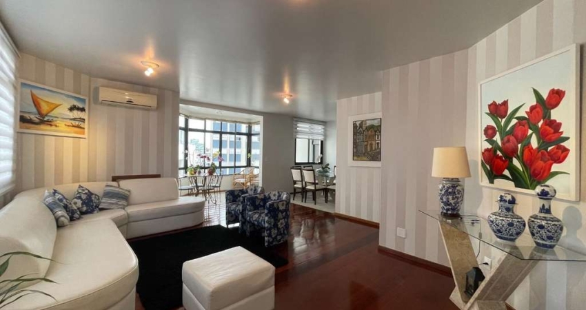 Apartamento em andar alto com 4 quartos, semi mobiliado e 2 vagas à venda no Centro de Florianópolis.