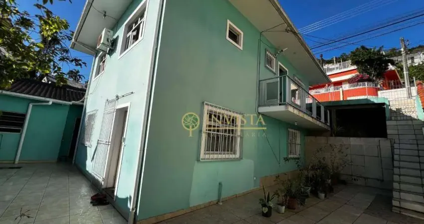 Casa com 2 pavimentos à venda na Costeira do Pirajubaé.