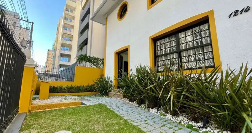 À venda | 231m², 14 salas, 5 banheiros e 4 vagas de garagem – ao lado do Colégio Catarinense, no Centro de Florianópolis.