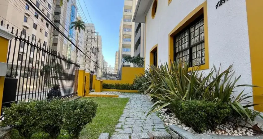 À venda | 231m², 14 salas, 5 banheiros e 4 vagas de garagem – ao lado do colégio catarinense, no centro de florianópolis.