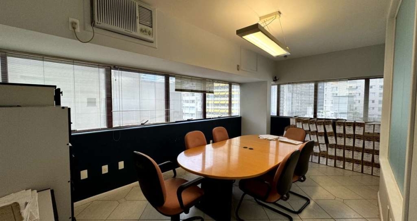 Sala comercial com 84m², vista livre, andar alto e 1 vaga de garagem.
