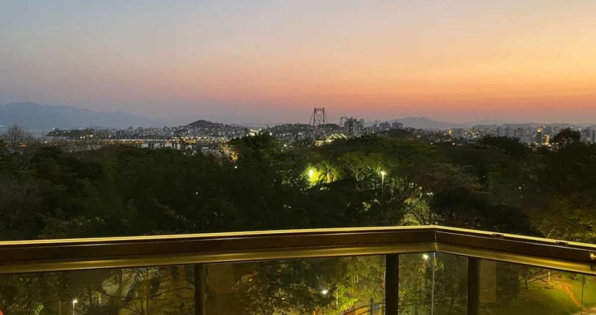 À venda em frente ao Parque da Luz! Semi mobiliado, sacada com Vista Mar e 1 vaga de garagem.