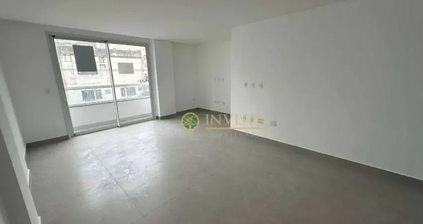 À venda no Centro de Florianópolis! Novo com 2 suítes e sacada.