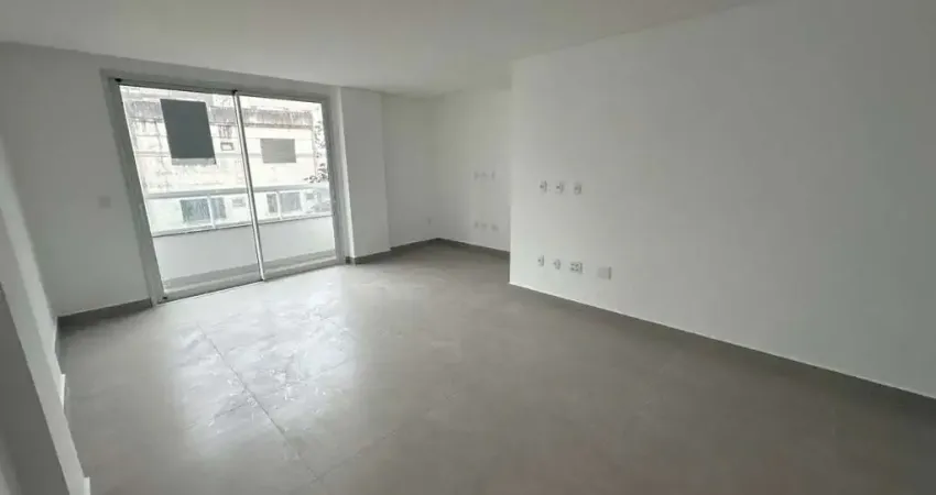 À venda no centro de florianópolis! novo com 2 suítes e sacada.