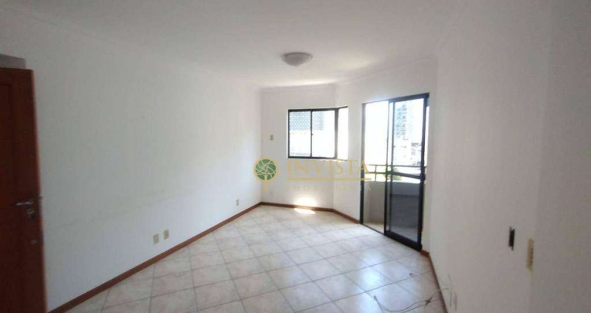 À venda no Centro de Florianópolis. Mobiliado, 3 quartos, sacada e 1 vaga de garagem.