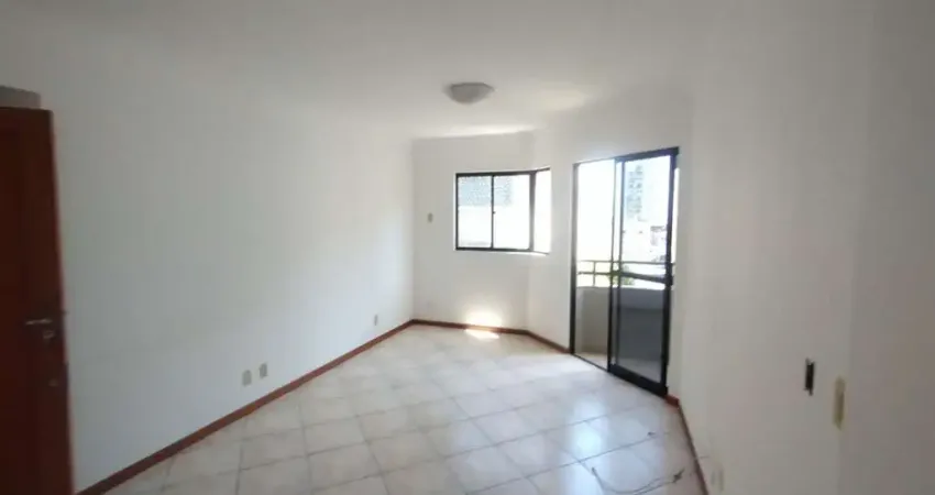 À venda no centro de florianópolis. mobiliado, 3 quartos, sacada e 1 vaga de garagem.