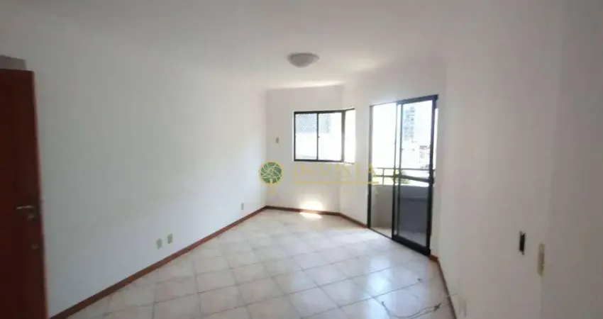 À venda no centro de florianópolis. mobiliado, 3 quartos, sacada e 1 vaga de garagem.