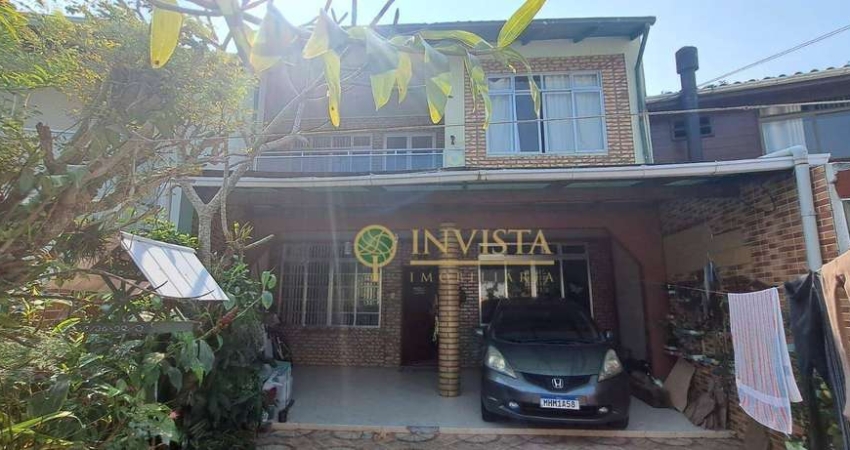 À venda na Praia da Armação! 3 quartos, 200m² de área construída e 2 vagas de garagem.
