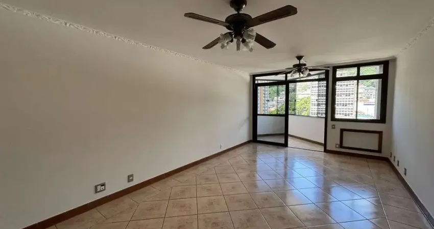 À venda no Centro de Florianópolis! Andar Alto, 4 quartos sendo 4 suítes, semi mobiliado e 2 vagas de garagem.