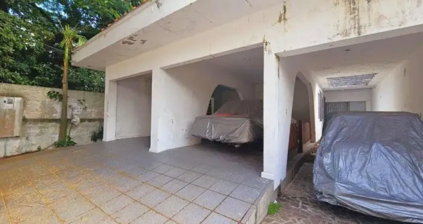 À venda no Balneário do Estreito! 2 Casas, frente para 2 ruas, 455m² e 4 vagas de garagem.