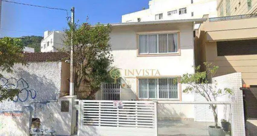 À venda no centro de florianópolis! 3 quartos sendo 3 suítes, 460m² de área construída, área gourmet com churrasqueira e 1 vaga de garagem.