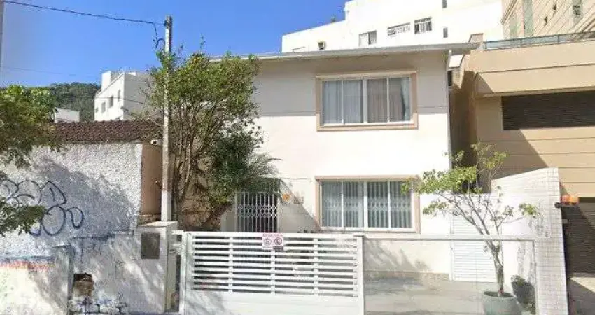 À venda no centro de florianópolis! 3 quartos sendo 3 suítes, 460m² de área construída, área gourmet com churrasqueira e 1 vaga de garagem.