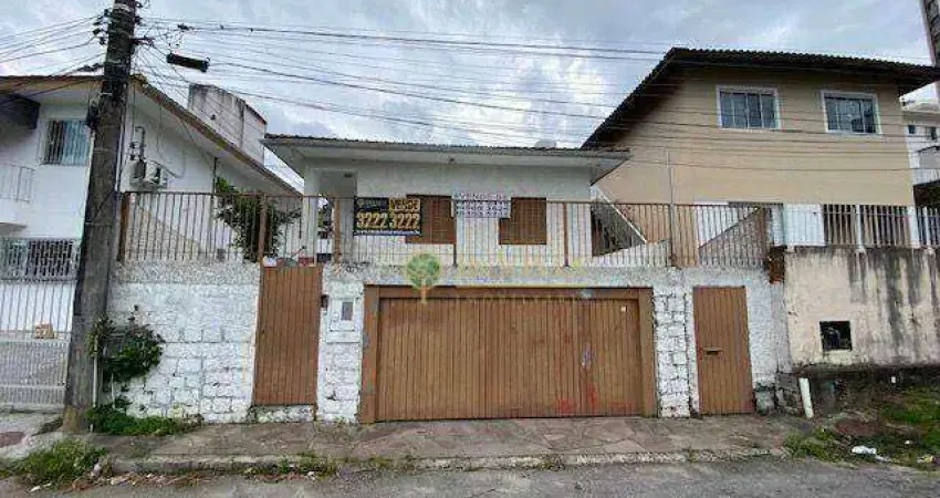 À venda |  Casa com 4 quartos, 185 m² de área construída e 2 vagas de garagem - Agronômica, em Florianópolis.