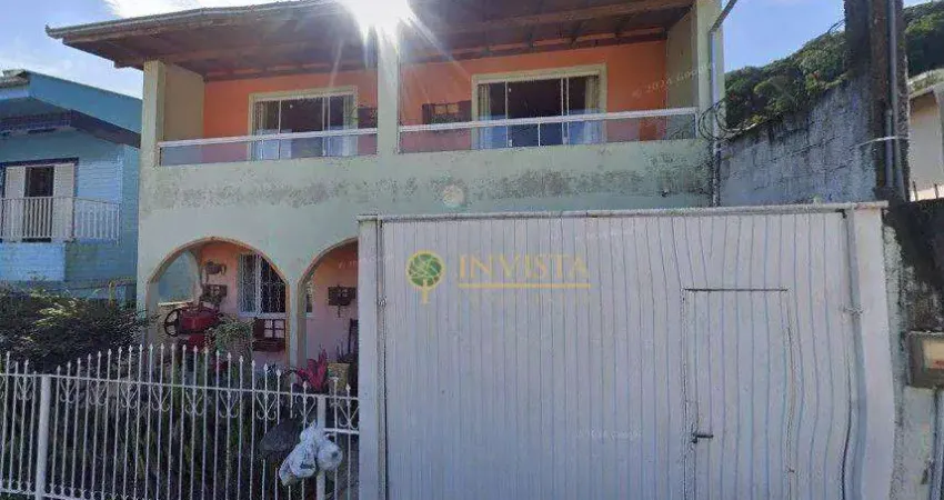 À venda | 220 m², 2 pavimentos,5 quartos e 2 vagas - Centro de Florianópolis.