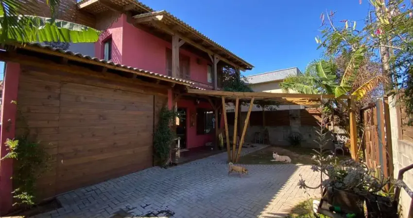 À venda na praia do campeche! 2 quartos, churrasqueira e 2 vagas de garagem.