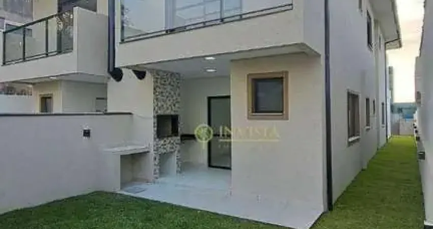 Sobrado à venda em canasvieiras! 3 quartos, varanda com churrasqueira, sacada e 2 vagas de garagem.