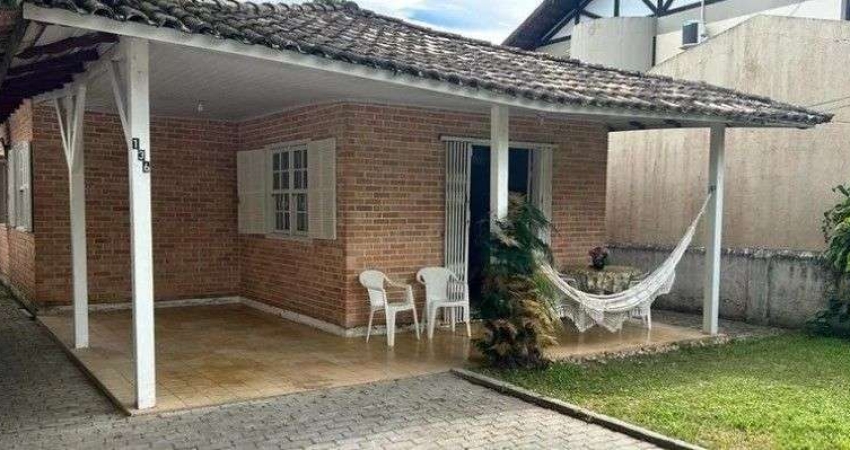 À venda na praia de Canasvieiras! 3 quartos, 150 metros do Mar, ótima localização e 2 vagas de garagem.