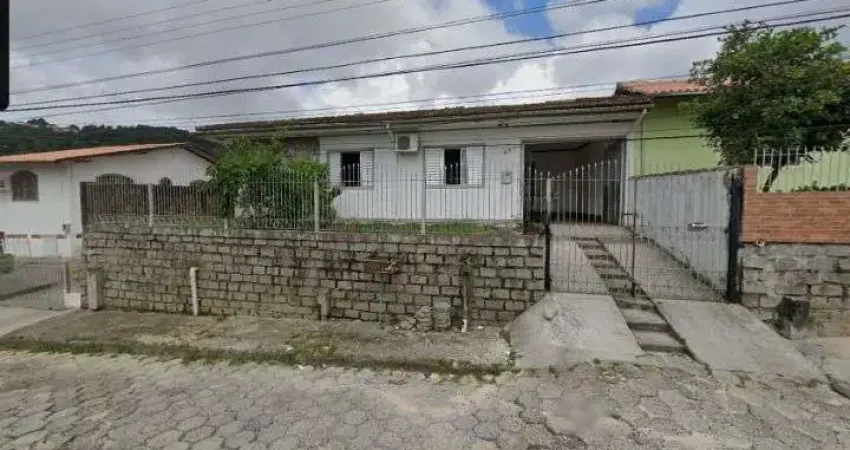 À venda em Forquilinha! 4 quartos, churrasqueira e 2 vagas de garagem.