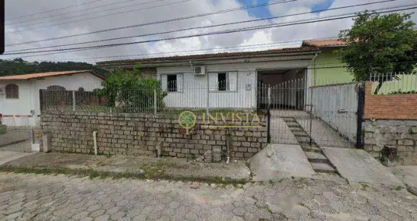 À venda em forquilinha! 4 quartos, churrasqueira e 2 vagas de garagem.