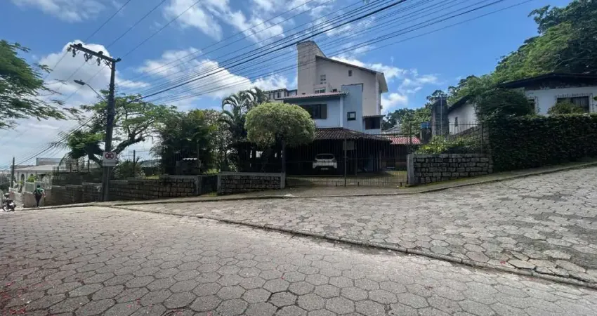 À venda no bairro saco grande! 720m² de terreno, 3 quartos, churrasqueira e 2 vagas de garagem.