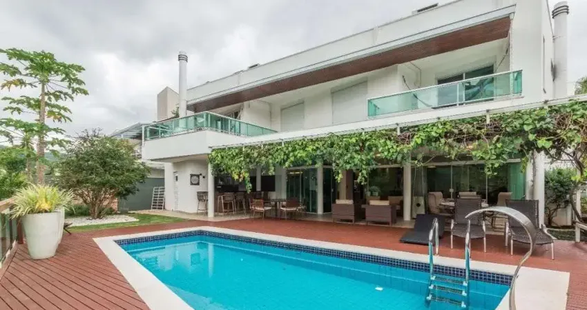 À venda | 540 m², alto padrão, condomínio fechado, 5 quartos, piscina e hidromassagem - santa mônica, em florianópolis.