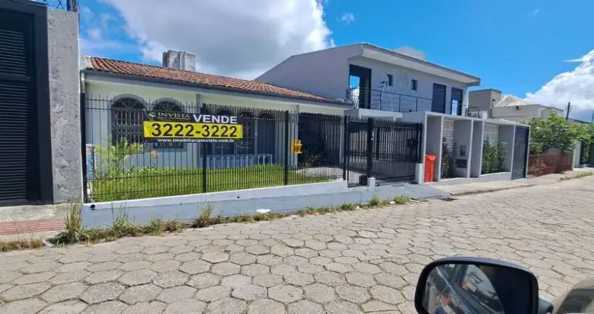 Exclusivo! Casa à venda no bairro Santa Mônica. 177m² de área construída, 4 quartos, churrasqueira e 2 vagas de garagem.