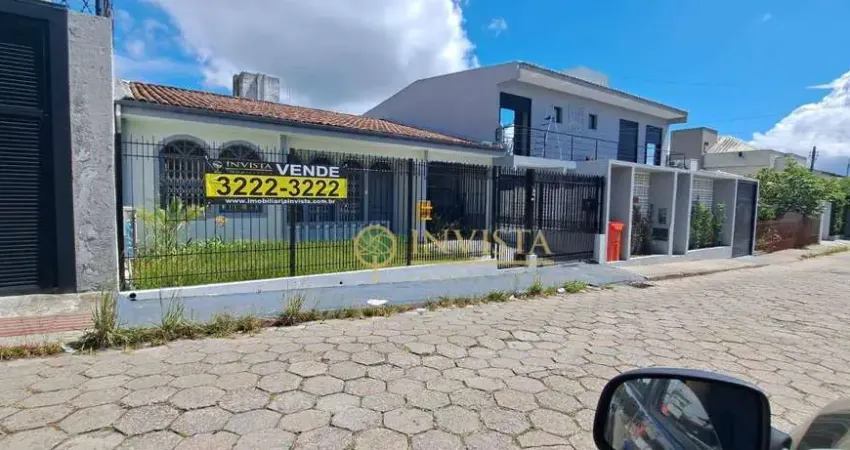 Exclusivo! Casa à venda no bairro Santa Mônica. 177m² de área construída, 4 quartos, churrasqueira e 2 vagas de garagem.