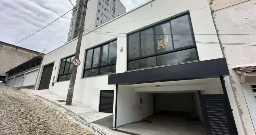Loja comercial com 140m² e 4 vagas de garagem - locação no centro de florianópolis.