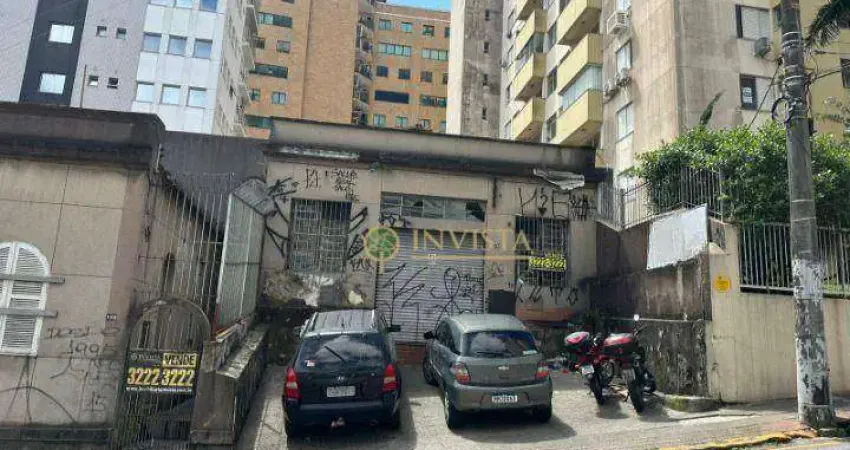 Galpão comercial para locação na rua Padre Roma, Centro de Florianópolis.