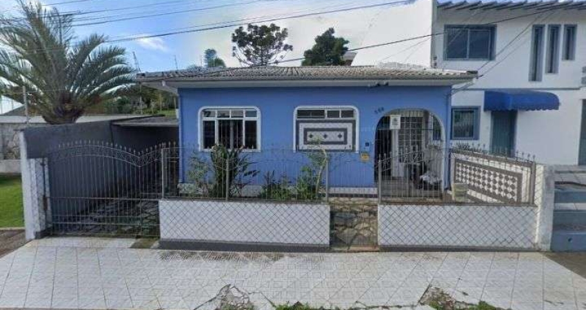 Casa à venda no bairro Estreito! Edícula com 2 pisos, 3 quartos e 2 vagas de garagem.