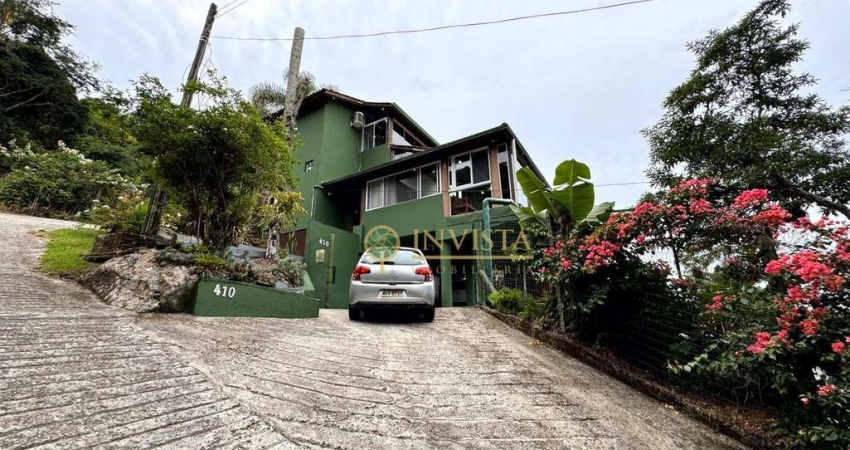 Vista Mar, 699m² de terreno, 2 quartos e ótima localização - À venda na Armação do Pântano do Sul.